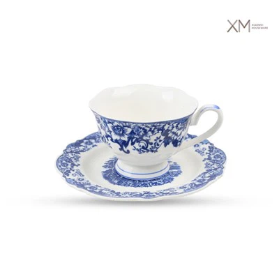 꽃무늬 도자기 컵과 접시